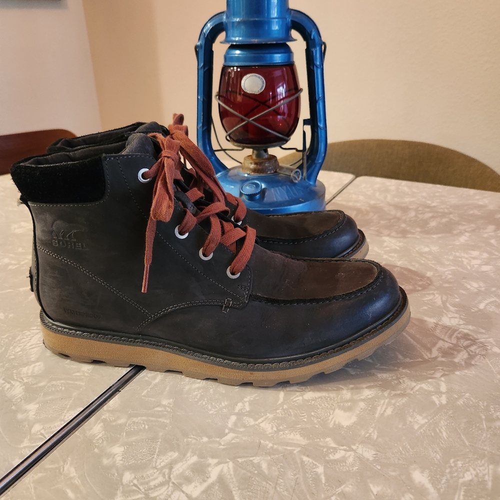 Men's grey Sorel boot, size 10. Gently worn.